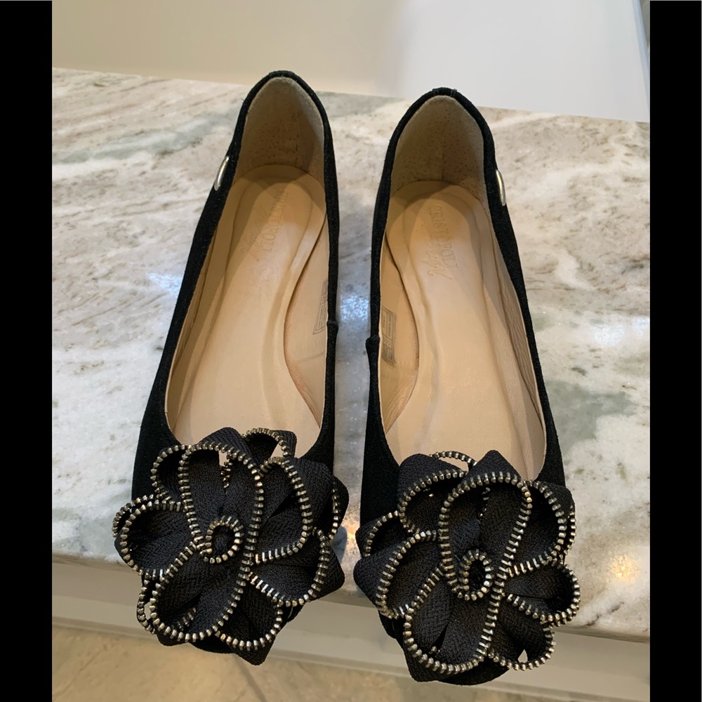 Flats, ballet style with rosette toe